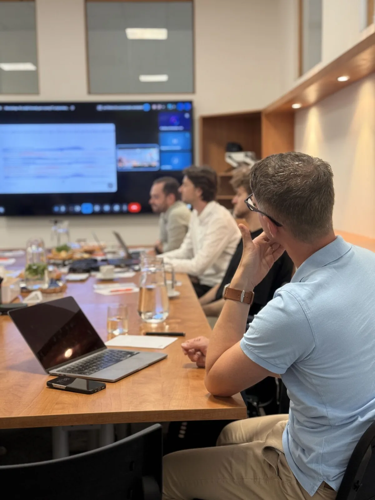 Účastníci workshopu u jednacího stolu